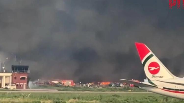 ڈھاکہ ایئرپورٹ  میں خوفناک آگ ، پروازیں عارضی طور پر معطل