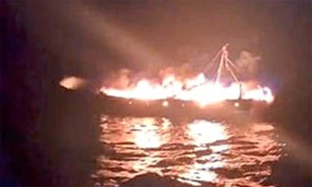 گہرے سمندر میں ماہی گیری کشتی میں آگ لگ گئی، سات ماہی گیر بال بال بچ گئے