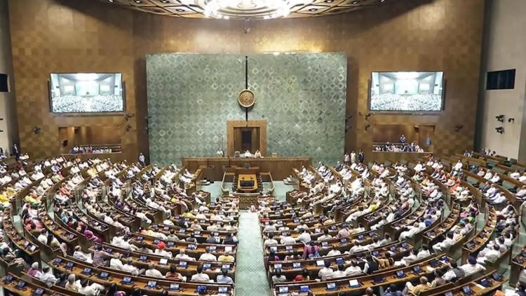 لوک سبھا میں زبردست ہنگامہ کے درمیان کارروائی کل تک ملتوی، اپوزیشن کا ایس آئی آر پر بحث کا مطالبہ