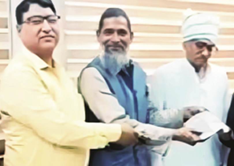 مسلم تاجرکی ایمانداری، لاکھوں کے زیورات  مالک کو لوٹا دئیے