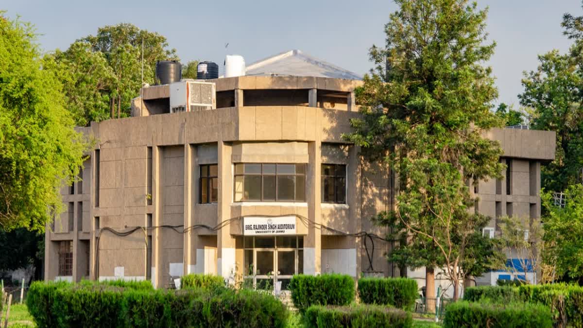 جموں یونیورسٹی میں نصاب پر نیا تنازع : جناح، سر سید اور علامہ اقبال سے متعلق ابواب ہٹانے کی سفارش