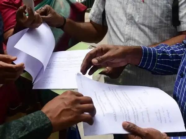 ڈی کے شیوکمار کے احتجاج کے بعد الیکشن کمیشن کا فرضی فارم 7 جمع کرنے والوں پرقانونی کارروائی کا فیصلہ