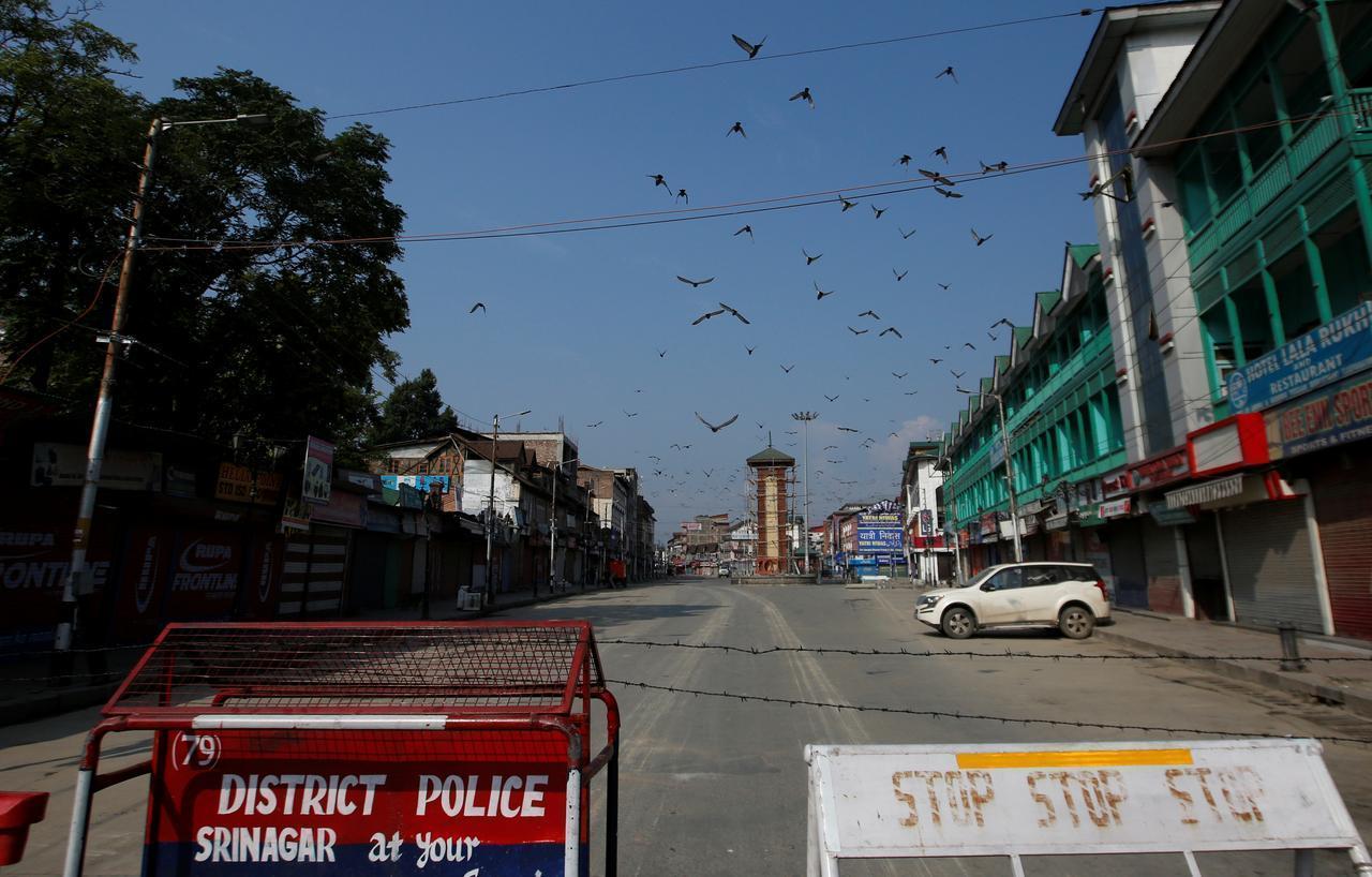 رویش کا بلاگ: تالے میں بند کشمیر کی کوئی خبر نہیں،لیکن جشن میں ڈوبے باقی ہندوستان کو اس سے مطلب نہیں